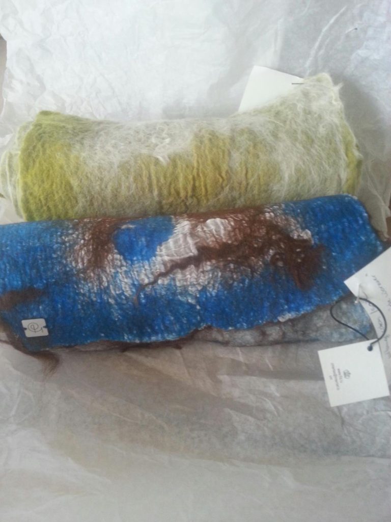 deux foulards faits avec des inserts de laine de Milou (blanc) et Piggie (brune)